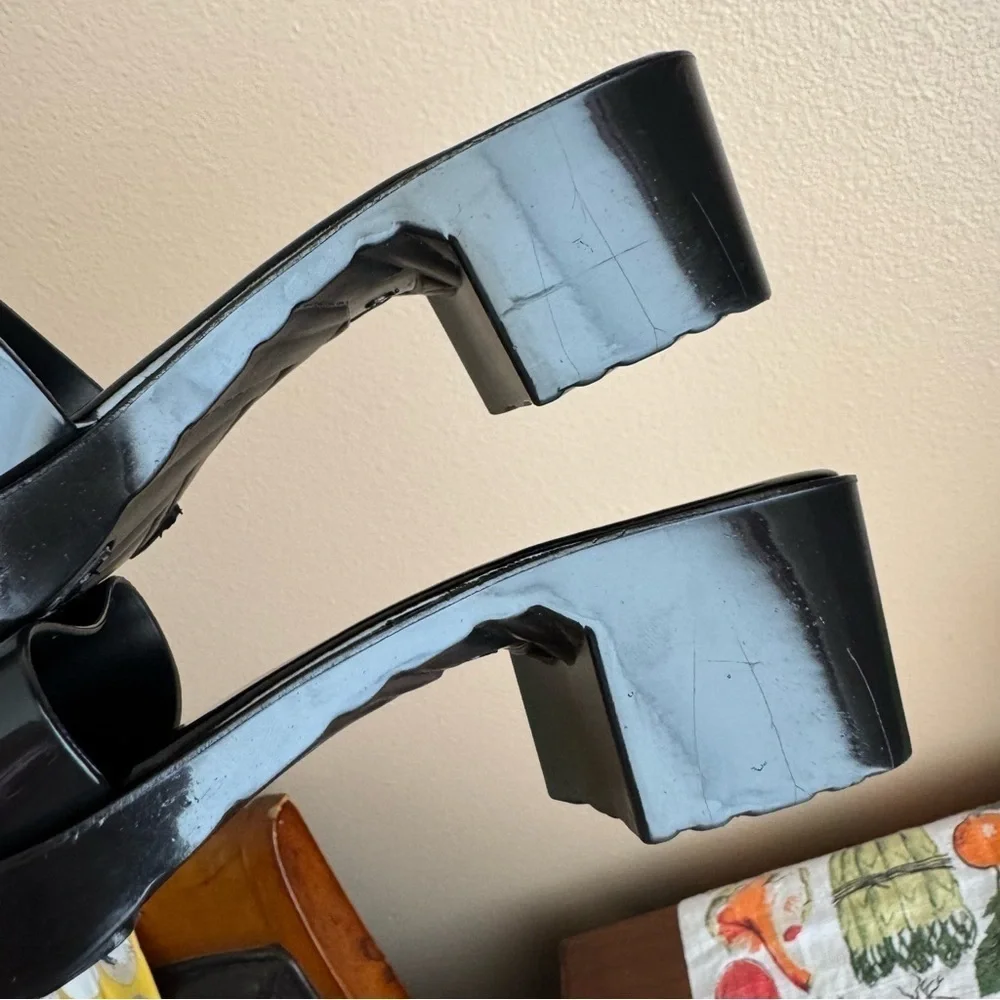 Vintage Mudd patent leather black platform sandals size 9